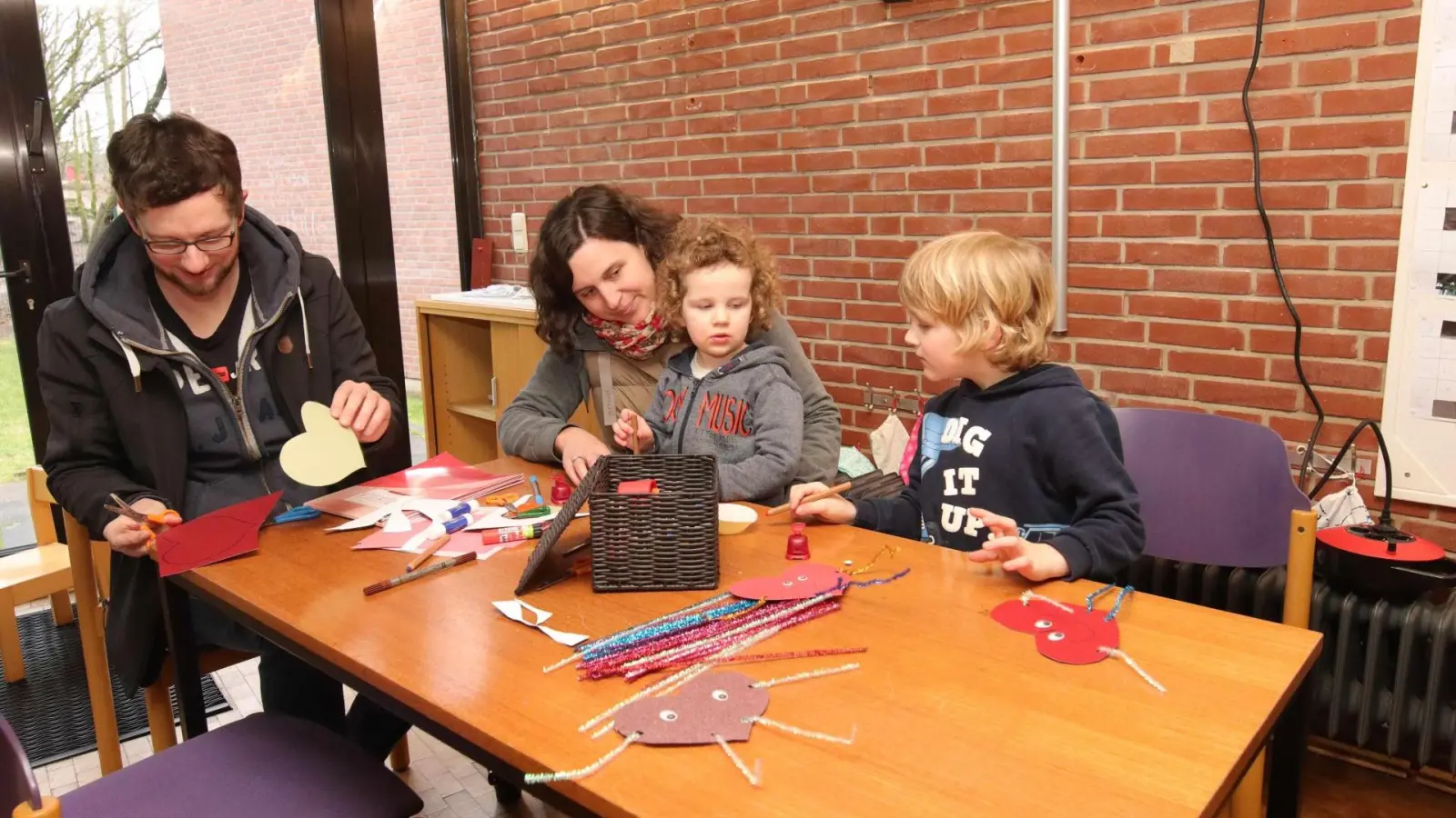 Haben das Bastelangebot gern genutzt: Familie Richter mit Daniel (v.li.), Lena, Ella und Mats. (Foto: tau)