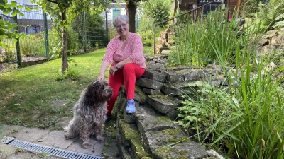 Helma Hartmann-Grolm mit Jagdhund „Kara vom Gehrshof“, einem Cordhals-Griffon mit Gänse-Apportierschwäche. (Foto: ste)