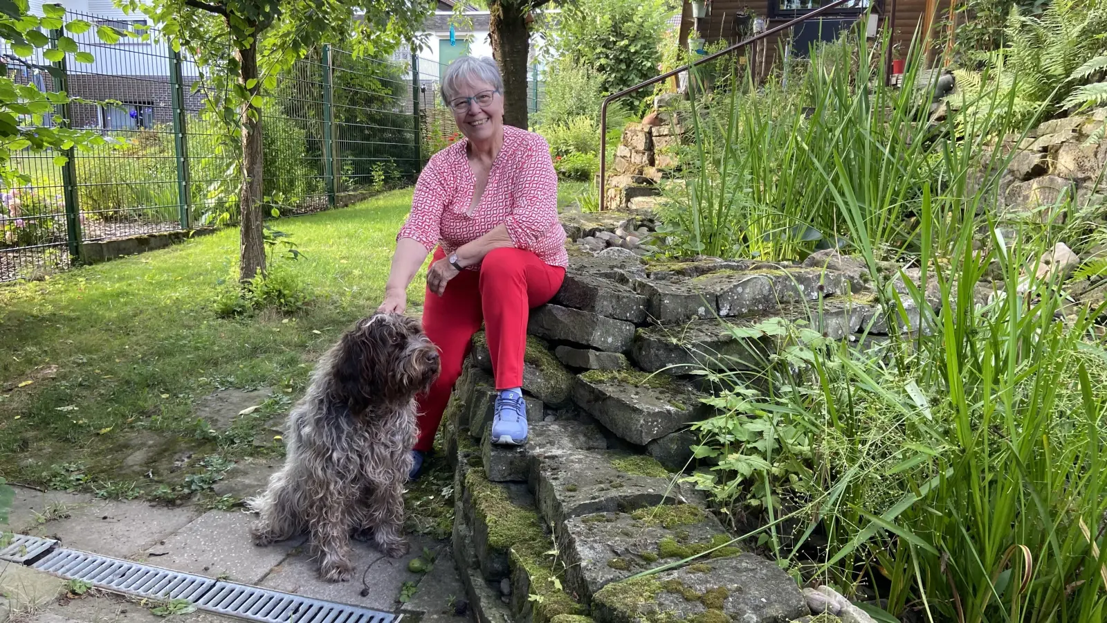Helma Hartmann-Grolm mit Jagdhund „Kara vom Gehrshof“, einem Cordhals-Griffon mit Gänse-Apportierschwäche. (Foto: ste)
