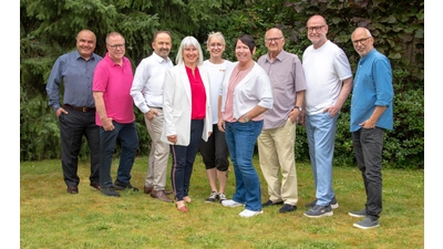 Erdogan Kamis (v.li.), Thomas Bade, Nurettin Barut, Ina Coletti, Jana Hölper, Melanie Bargemann, Michael Kasior, Dr. Lothar Biege und Andreas Landmann treten für die neue Wählerinitiative „Komm“ zum Wahlkampf an.  (Foto: Studio Chevalier)
