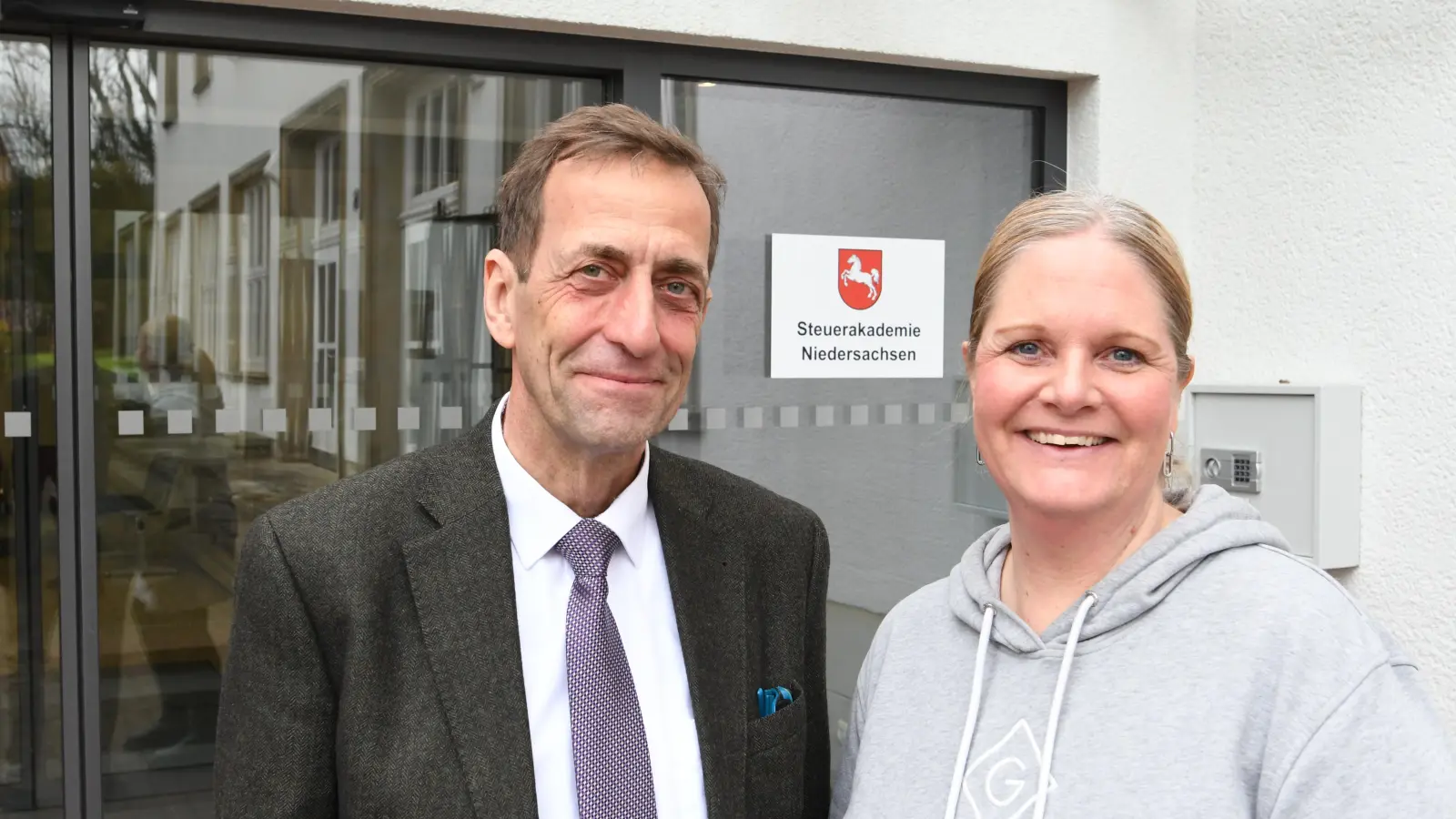 Steuerakademieleiter Stefan Rechlin und Feldmann, die dem Standort in Bad Eilsen vorsteht. (Foto: nd)