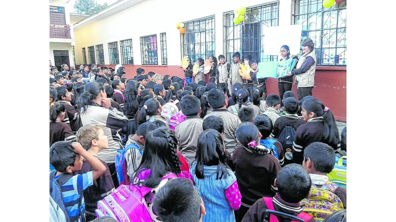 Partnerschaftsbuch in Bolivien übergeben (Foto: jb)