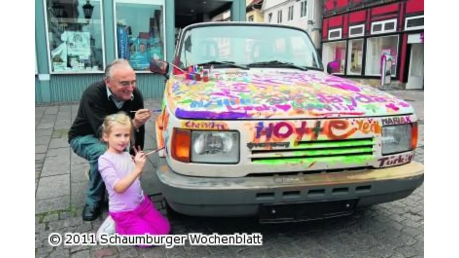 Buntes Auto für guten Zweck (Foto: ste)
