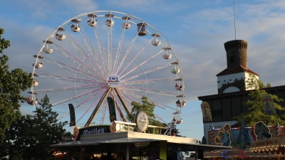 Weithin sichtbar: Das Riesenrad mit Solarantrieb. (Foto: gi)