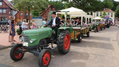 Prägen den historischen Umzug: Die Oldtimertraktoren. (Foto: gi)
