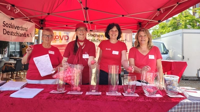 Am Marktstand (v.li.): Helga Ebel, Tanja Weiß, Ralfina Rasching und Kerstin Opladen. (Foto: Sora Rasching)