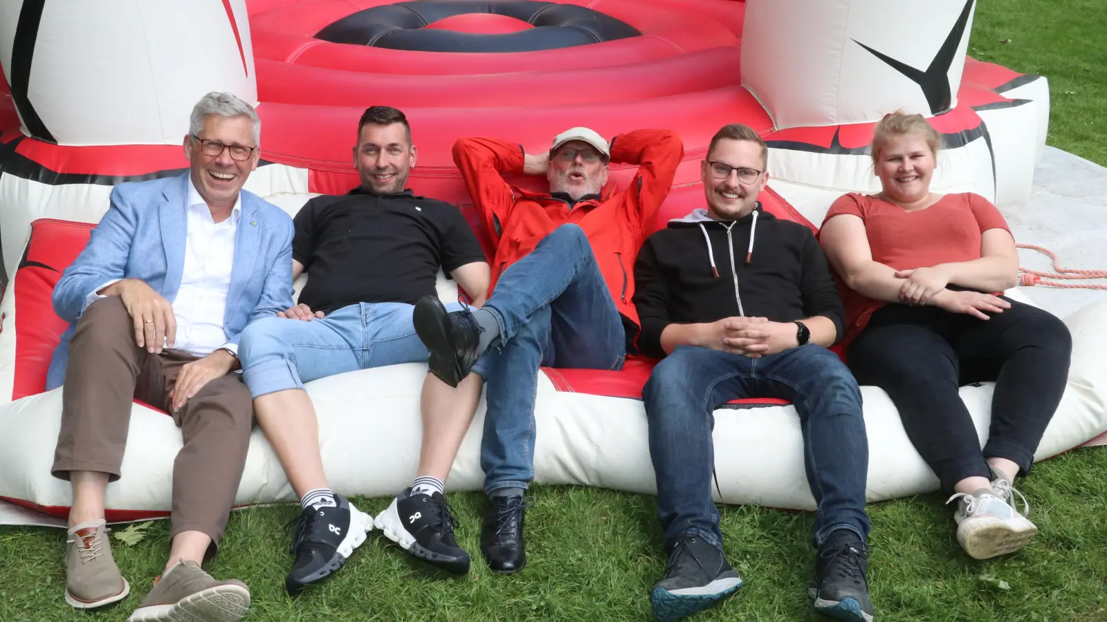 Zufriedene Gesichter über die Beteiligung des Stadtpokals bei (v.li.) Bürgermeister Carsten Piellusch, Nils Hasenbein (Oststadt), Friedhelm Haake (Organisator, Altstadt), Tim Luca Paulukat (Südstart) und Kim Sievers (Nordstadt).  (Foto: gi)