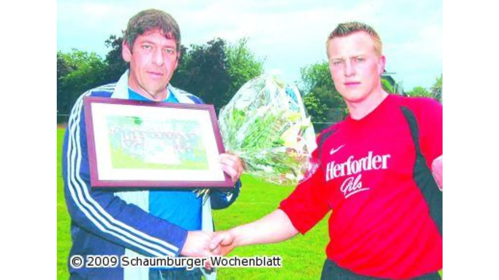 Betreuer Volker Dreyer mit Präsent verabschiedet (Foto: wtz)