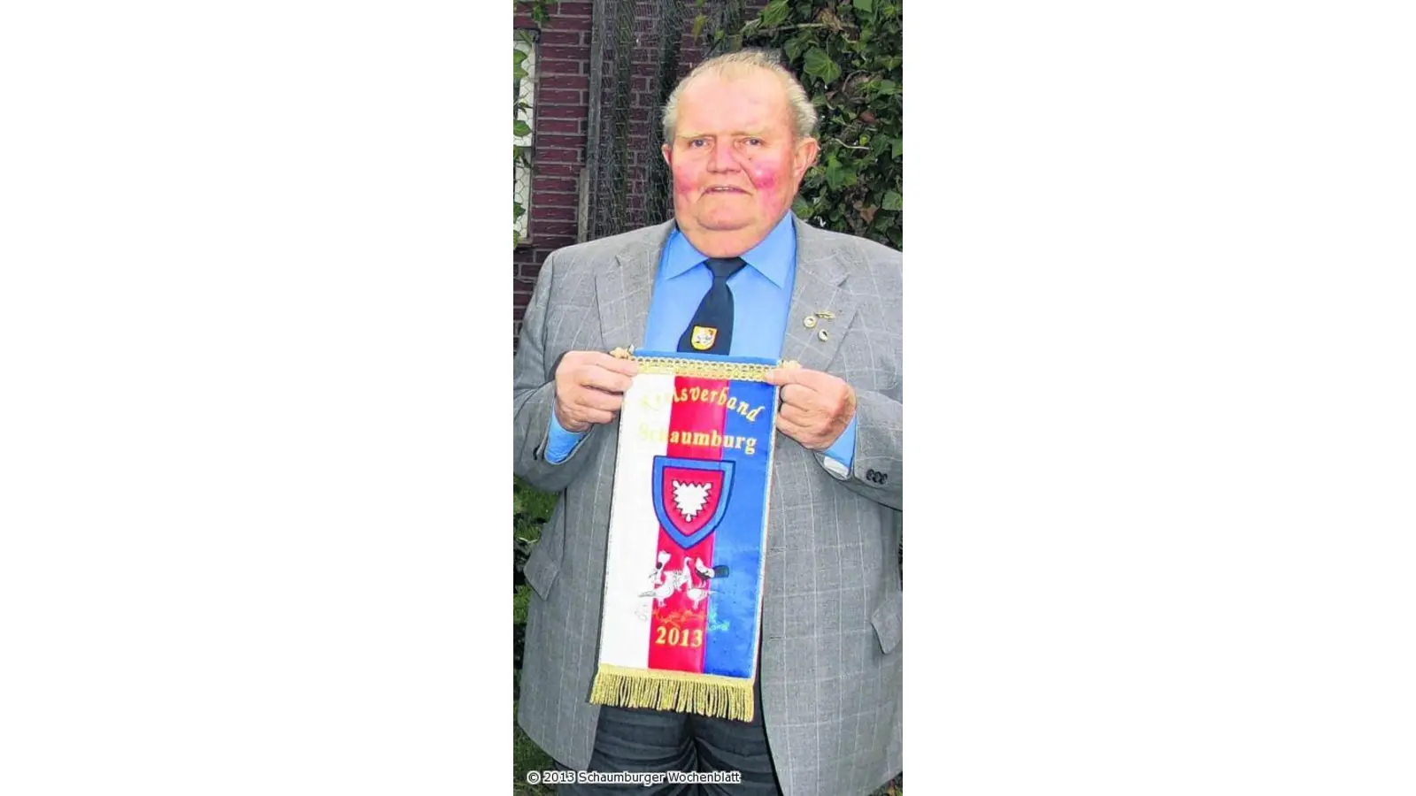 Heinz-Dieter Tillmann erhält die Goldene Feder (Foto: wtz)