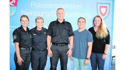 Polizeibeamte tauschen sich aus (Foto: mk)