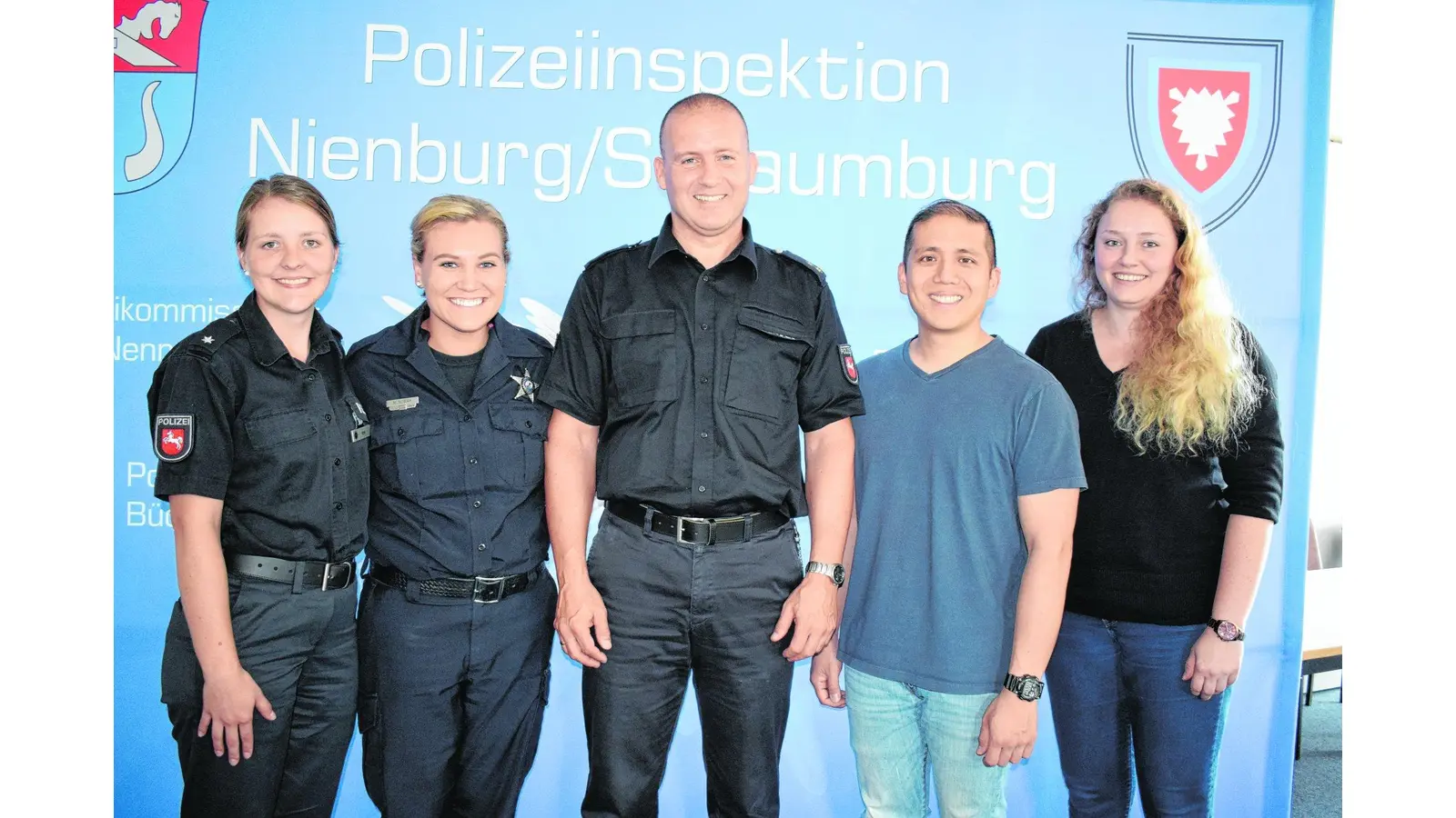 Polizeibeamte tauschen sich aus (Foto: mk)