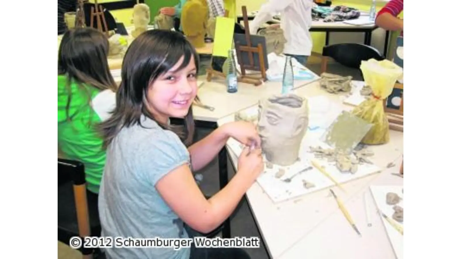 Junge Künstlerinnen sind kreativ im jbf-Centrum (Foto: red)