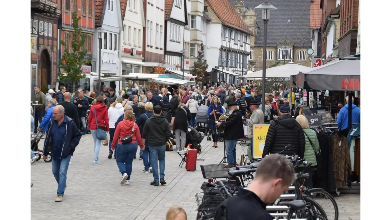 Der verkaufsoffene Sonntag wird zahlreiche Bummelnde in die Stadthäger Fußgängerzone locken.  (Foto: ab)
