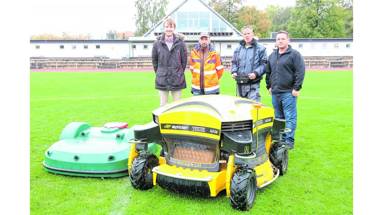 Jetzt kürzt der Kollege Roboter den Rasen (Foto: bb)