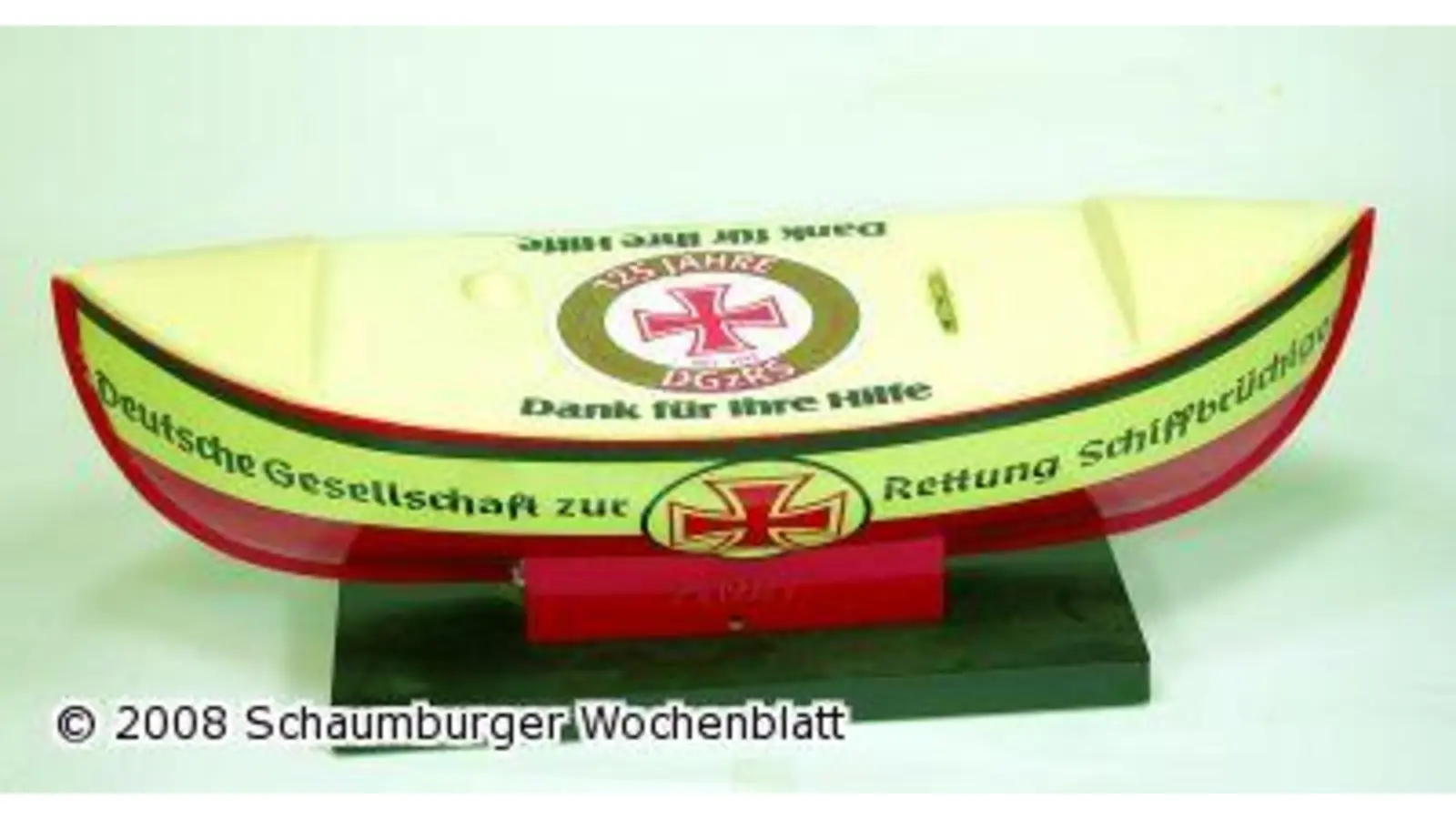 Lustige Saunafreunde füllen Sammelschiffchen (Foto: red)