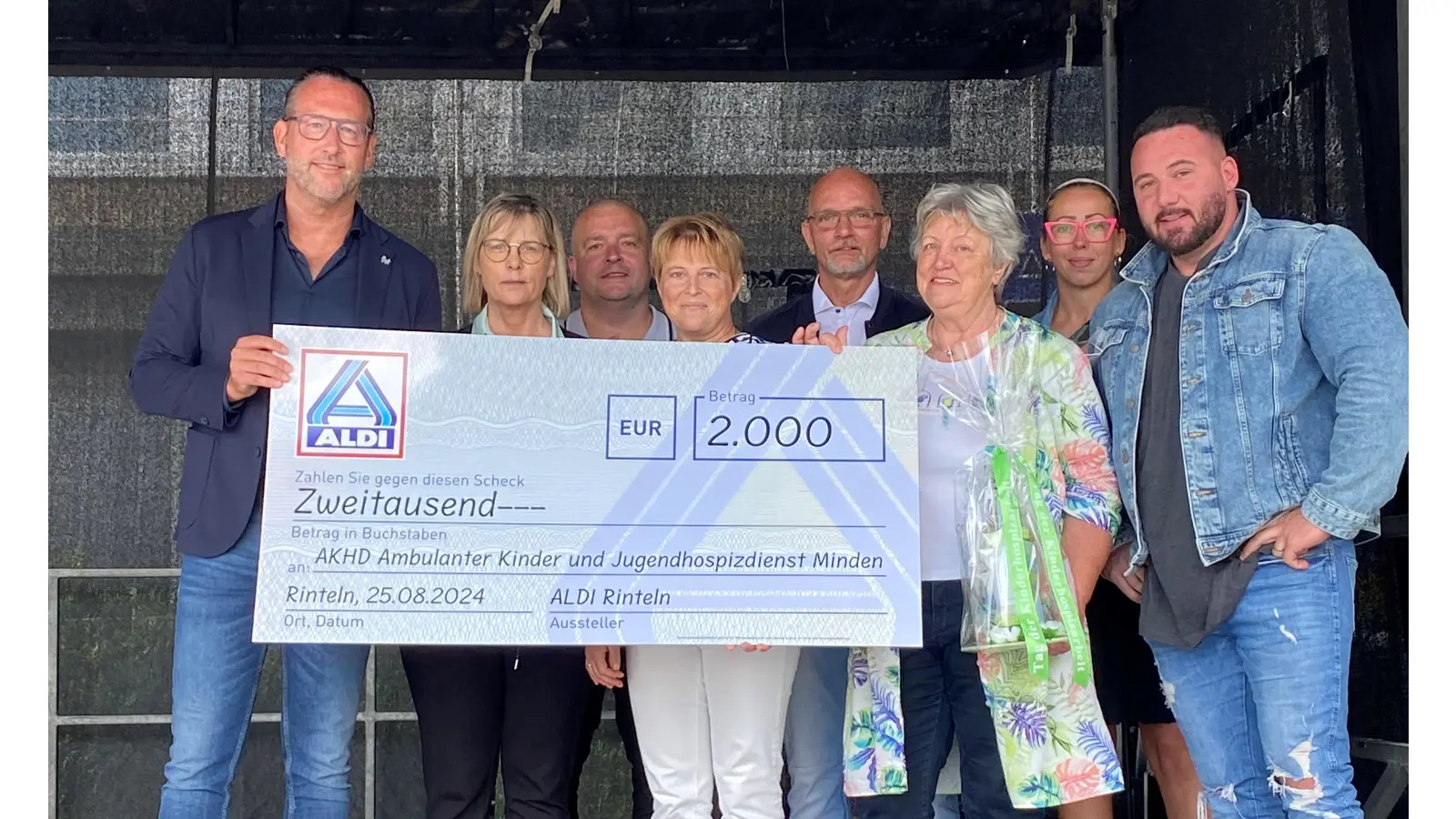 Auf dem Bild zu sehen sind (v.l.): Andreas Westerkofort (Geschäftsführer ALDI Rinteln), Iona Abbott (Stellvertretende Betriebsratsvorsitzende ALDI Rinteln), Sven Bierwirth (Mitglied Betriebsrat ALDI Rinteln), Dorothea Erdbrügger (AKHD Minden), Uwe Schröder (Betriebsratsvorsitzender ALDI Rinteln), Doris Schöne-Bake (AKHD Minden), Diana Hempelmann (Mitglied Betriebsrat ALDI Rinteln), Erdal Aytac (Logistikmitarbeiter ALDI Rinteln). (Foto: privat)