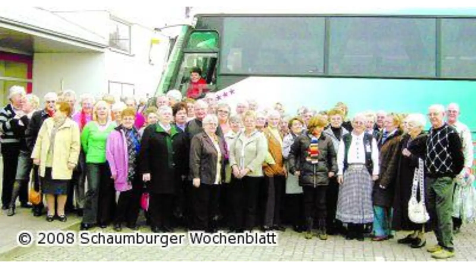 Damen auf Stippvisite im Modemarkt (Foto: ste)