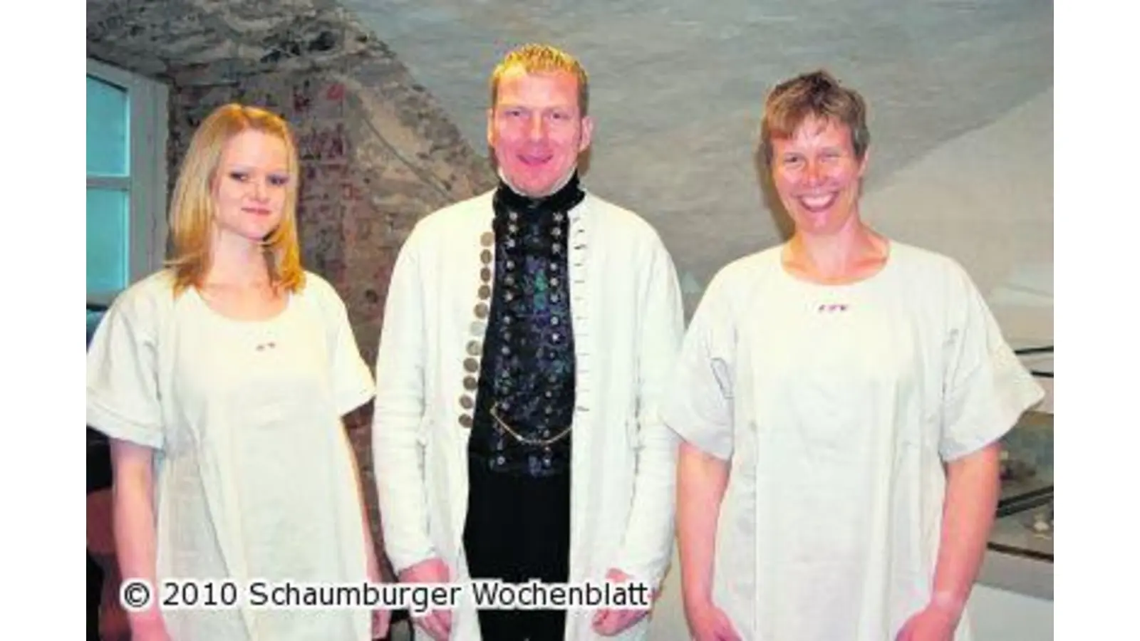 Zum Anziehen wird eine zweite Person gebraucht (Foto: red)