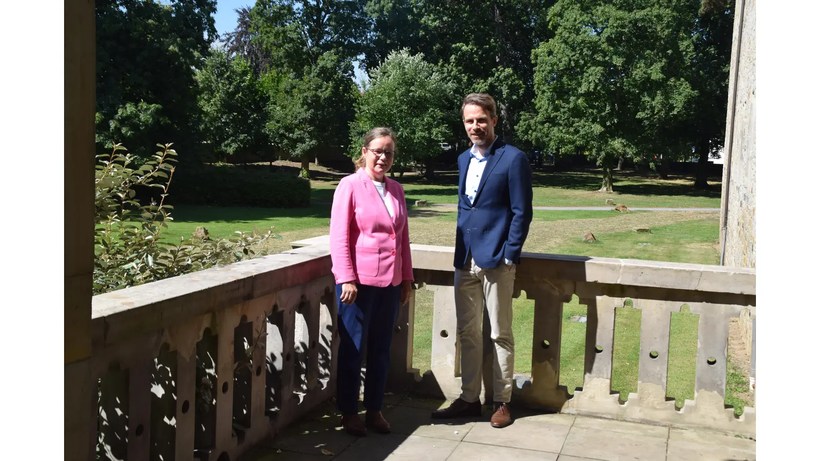 Dr. Lu Seegers und Oliver Knop auf einem der Schlossbalkone. (Foto: ab)