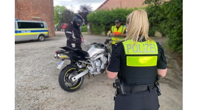 Die polizeiliche Absicht lag nicht nur in der Ahndung der festgestellten Verstöße, sondern auch im Gespräch mit den Motorradfahrern.  (Foto: polizei)