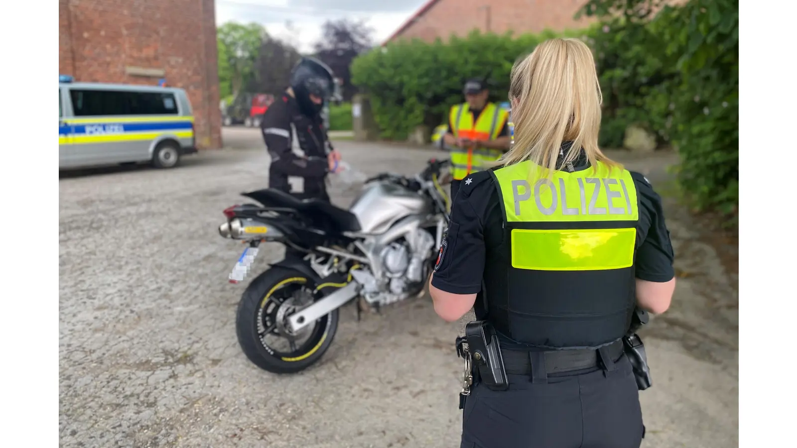 Die polizeiliche Absicht lag nicht nur in der Ahndung der festgestellten Verstöße, sondern auch im Gespräch mit den Motorradfahrern.  (Foto: polizei)