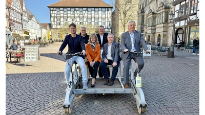 (v.l.n.r.) Niklas Koormann und Jan Wisomiersky von Lippe Tourismus &amp; Marketing, Bürgermeisterin Andrea Lange, Pro Rinteln Vorsitzender Thomas Gieselmann, Hubertus Fricke (Gemeinde Extertal) und Dirk Ackmann als Pro Rinteln Geschäftsführer freuen sich über die Förderzusage für 30 neue Draisinen.  (Foto: ste)