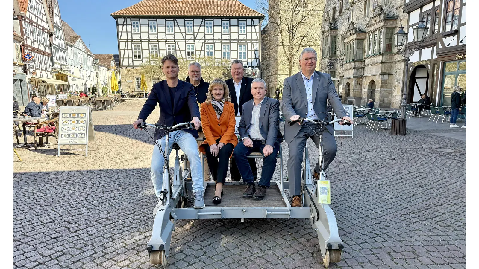 (v.l.n.r.) Niklas Koormann und Jan Wisomiersky von Lippe Tourismus &amp; Marketing, Bürgermeisterin Andrea Lange, Pro Rinteln Vorsitzender Thomas Gieselmann, Hubertus Fricke (Gemeinde Extertal) und Dirk Ackmann als Pro Rinteln Geschäftsführer freuen sich über die Förderzusage für 30 neue Draisinen.  (Foto: ste)