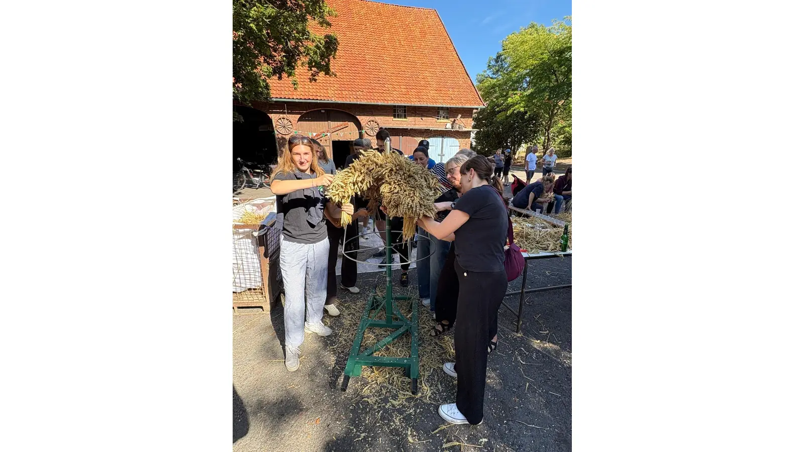 Die Erntekrone ist gebunden, Freitag startet das Erntefest in Waltringhausen.  (Foto: privat)