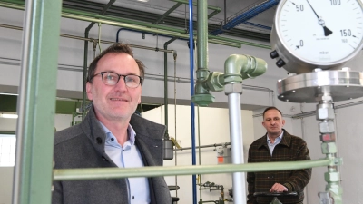 Dirk Rabeneck und Jens Trummer in einer der Gasübernahmestationen, in der ab kommenden Jahr H-Gas statt L-Gas ankommen wird.  (Foto: nd)