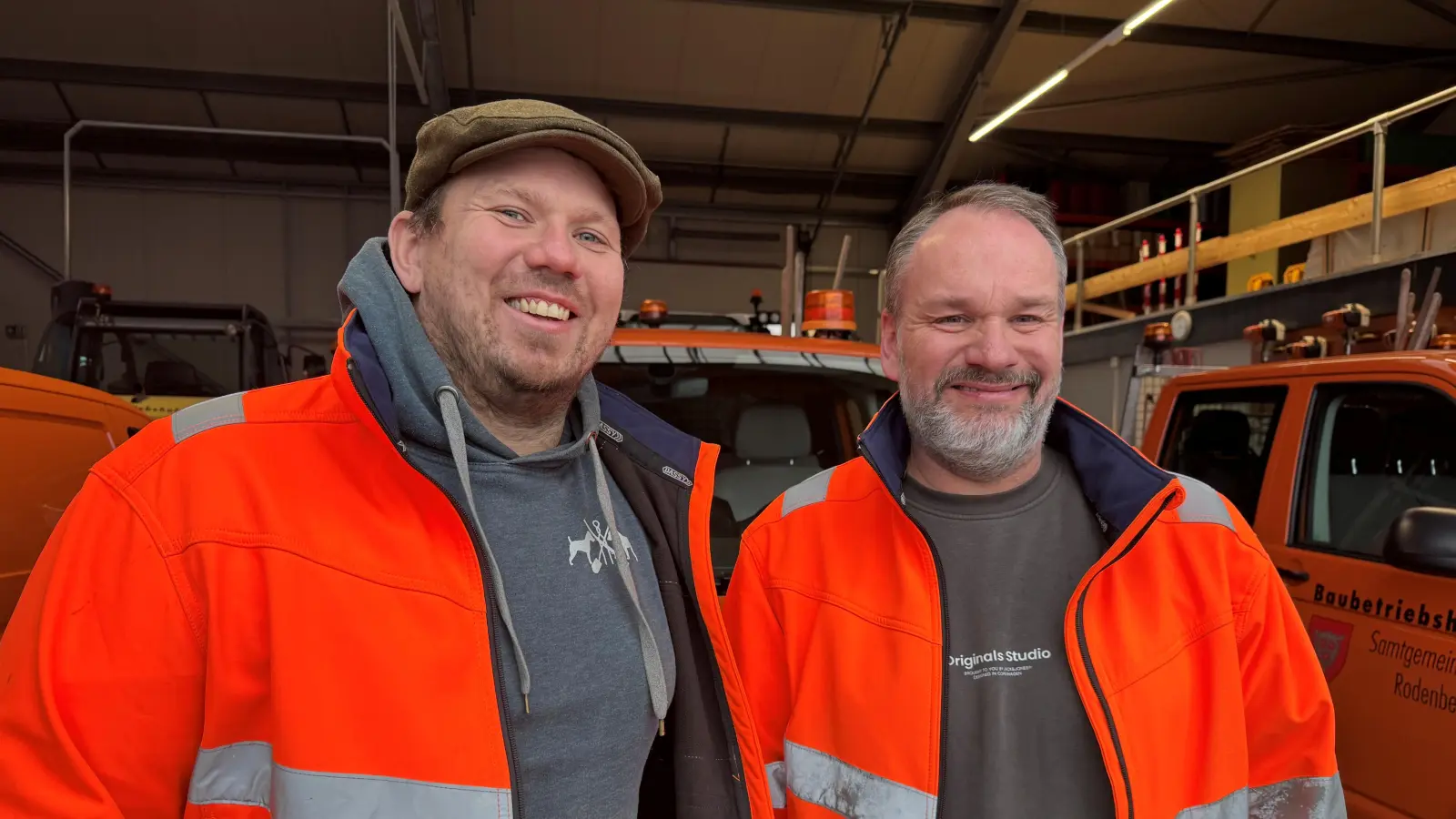Sie leiten den Baubetriebshof der Samtgemeinde Rodenberg und freuen sich über den erfolgreichen Einsatz: Christian Battermann und Tim Schönbeck. (Foto: Samtgemeinde Rodenberg)