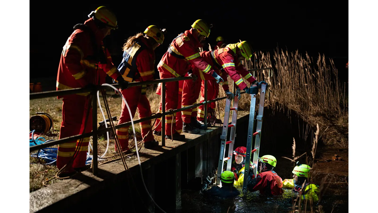 Der Landeseinsatzzug West beim Verschluss des Dükers am Serengeti-Park Hodenhagen, damit das Wasser nicht noch höher steigt (Fotograf: Daniel-André Reinelt). (Foto: Daniel-Andre Reinelt)