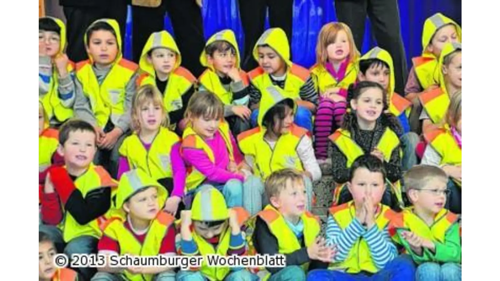 ADAC versorgt Schüler mit Sicherheitswesten (Foto: red)