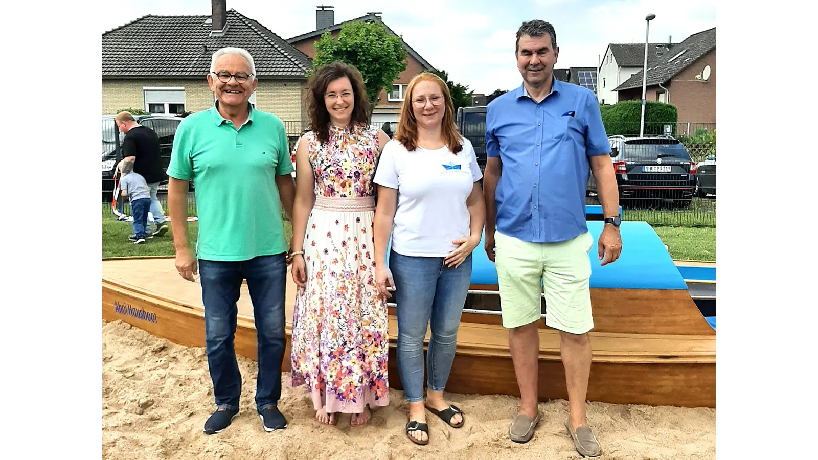 Bürgermeister Heinrich Widdel (v. li.), Rebekka Golinski (Elternvertreterin), Katrin Mennicke (Kita-Leitung) und Gemeindedirektor Jens Schwedhelm nach der Einweihung des neuen Spielgerätes.  (Foto: privat)