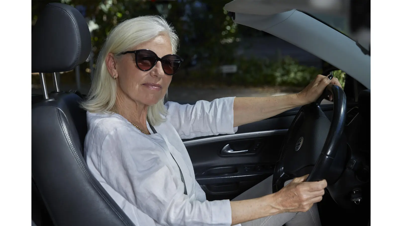 Die Sonnenbrille sollte jeweils auf den Gebrauch, zum Beispiel das Autofahren, angepasst sein. (Foto: ZVA/Peter Boettcher)