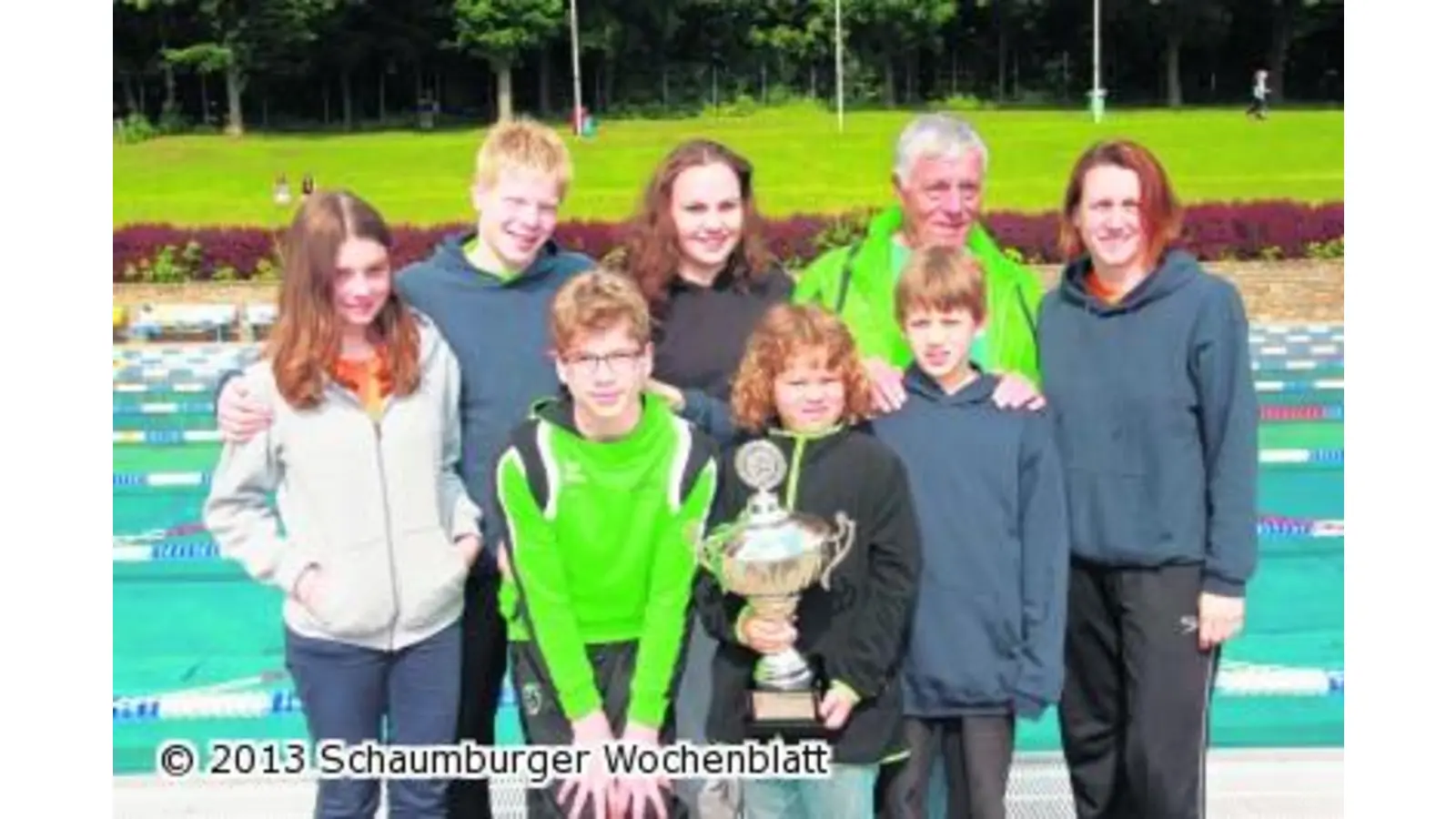 Stadthäger Schwimmer verteidigen den Pokal (Foto: em)