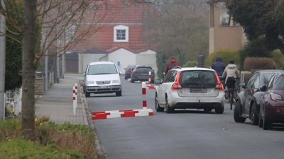 Straßenraum eingeengt: Provisorische Verkehrsinseln müssen jetzt umfahren werden. (Foto: tau)
