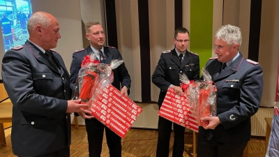 Das scheidende Führungsduo empfängt Präsente für seinen Einsatz.  (Foto: bb)