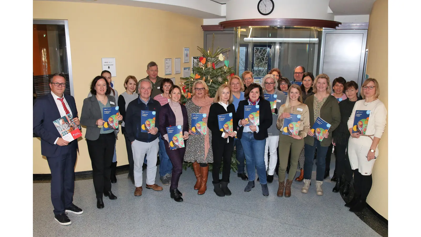 Das Team der Volkshochschule Schaumburg präsentiert die Programmhefte für das Frühjahrssemester 2023.  (Foto: Borchers, Bastian)