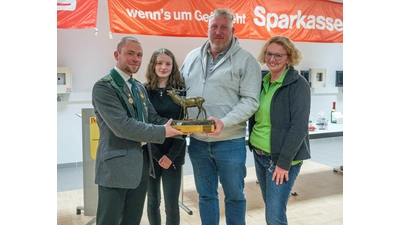 Die Mannschaft SC Feggendorf schnappt sich die beliebte Trophäe, den Deisterhirsch (Foto: wk)