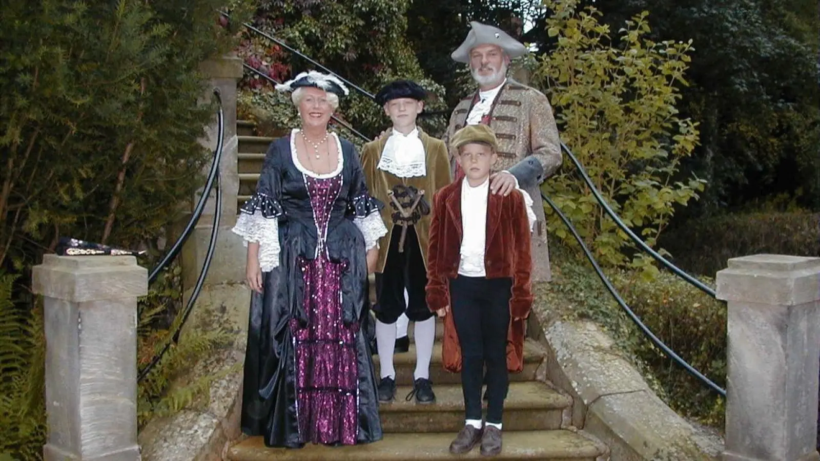 Glanzvolle Kostüme für eine glanzvolle Theateraufführung in Lauenau. (Foto: privat)