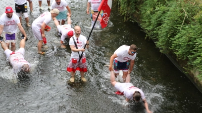 Nasses Vergnügen: Taufe von Pionieren in der Aue. (Foto: gi)