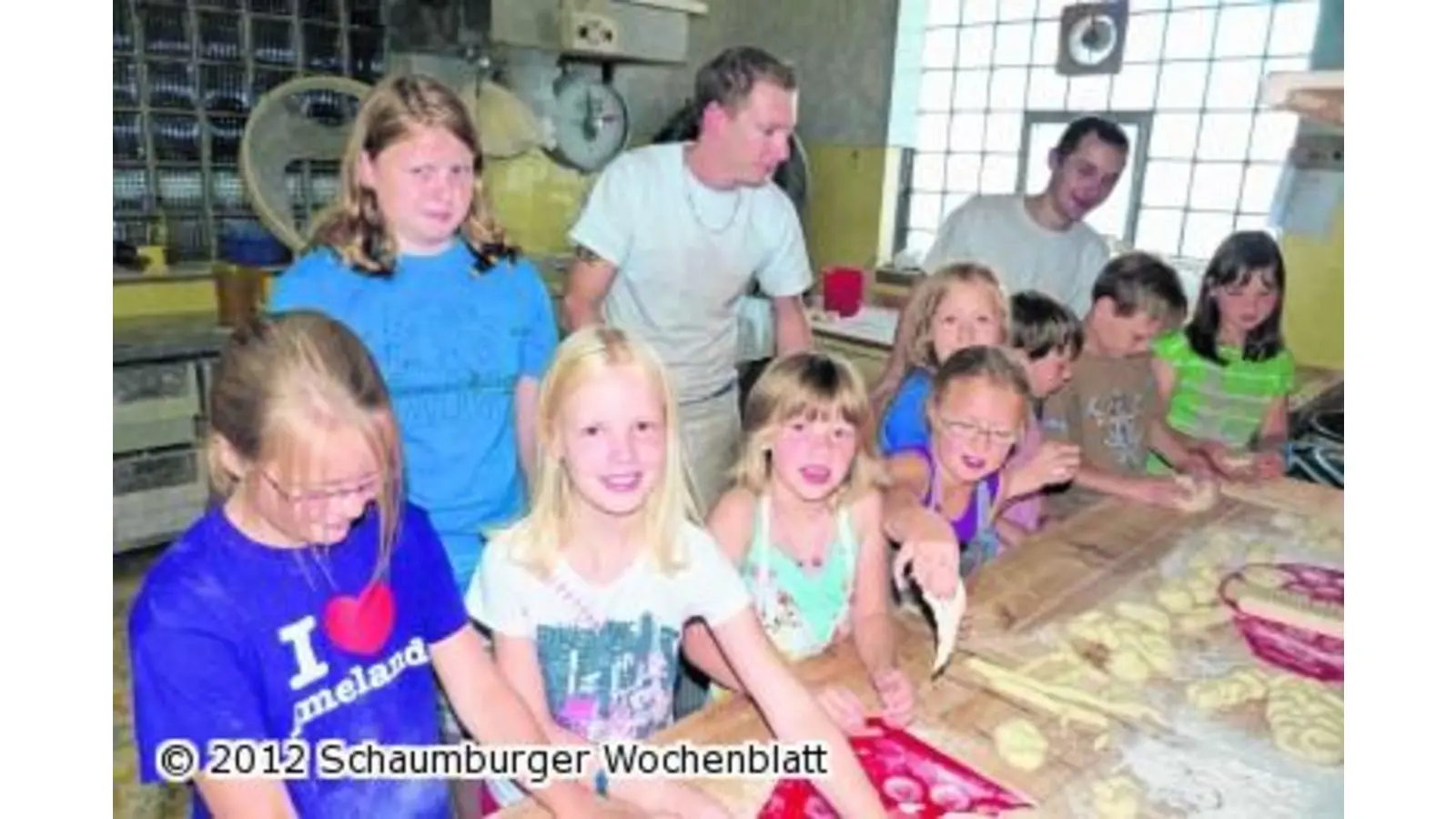 Semmeltechniker zeigt den Kindern das Zöpfeflechten (Foto: red)