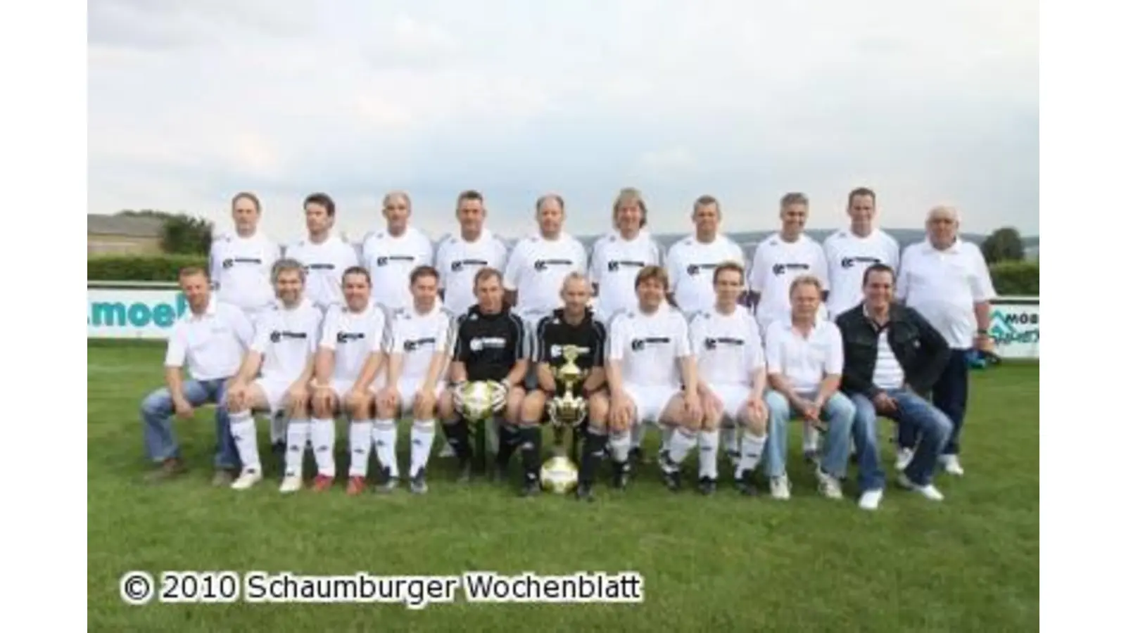 Ü40-Kicker freuen sich über neue Trikots (Foto: bb)