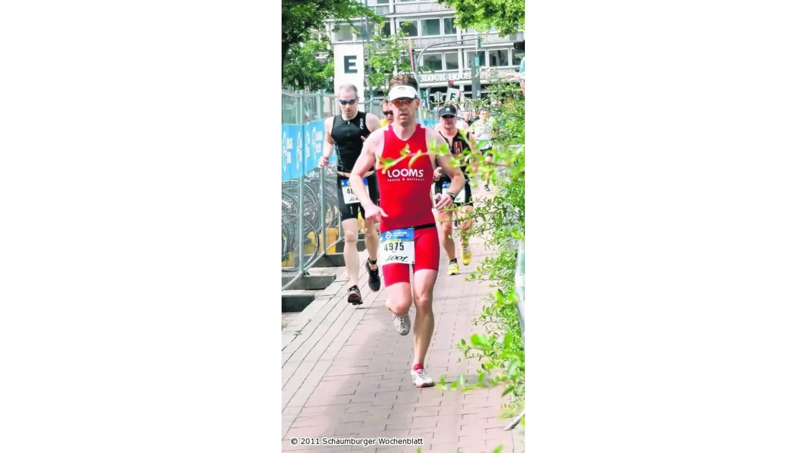 Triathleten beweisen sich an und in der Alster (Foto: em)