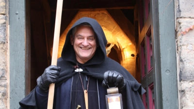 Nachtwächter Dieter Kohser lädt zum nächtlichen Rundgang ein.  (Foto: gi)