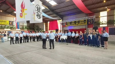 Mit einem starken Applaus dankte alle Gäste den Aktiven der Wehr für ihren Einsatz. (Foto: gk)