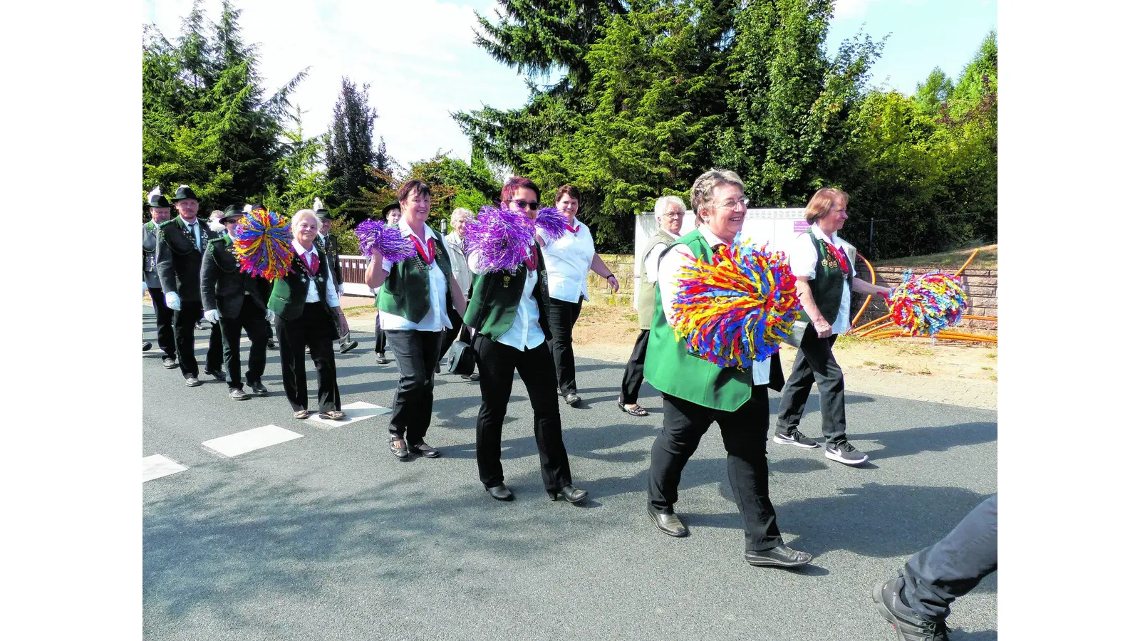 Tausend Teilnehmer marschieren durchs Dorf (Foto: al)