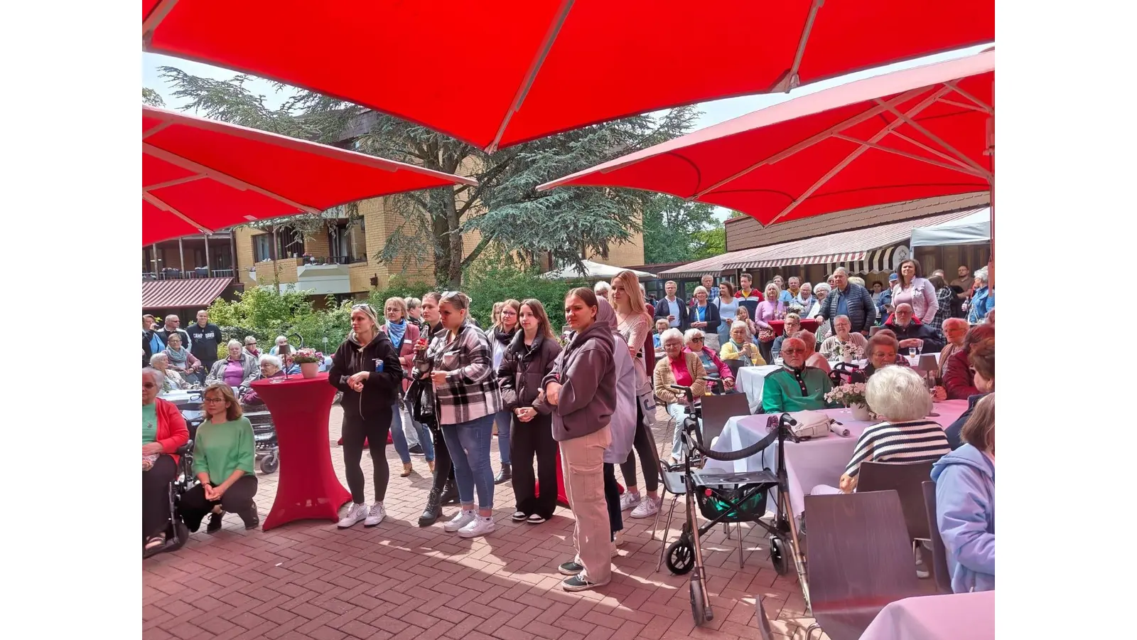 Hunderte Gäste kommen zum Frühlingsfest des Kreisaltenzentrums, bei der Ausrichtung bringen sich die Azubis intensiv ein. (Foto: privat)