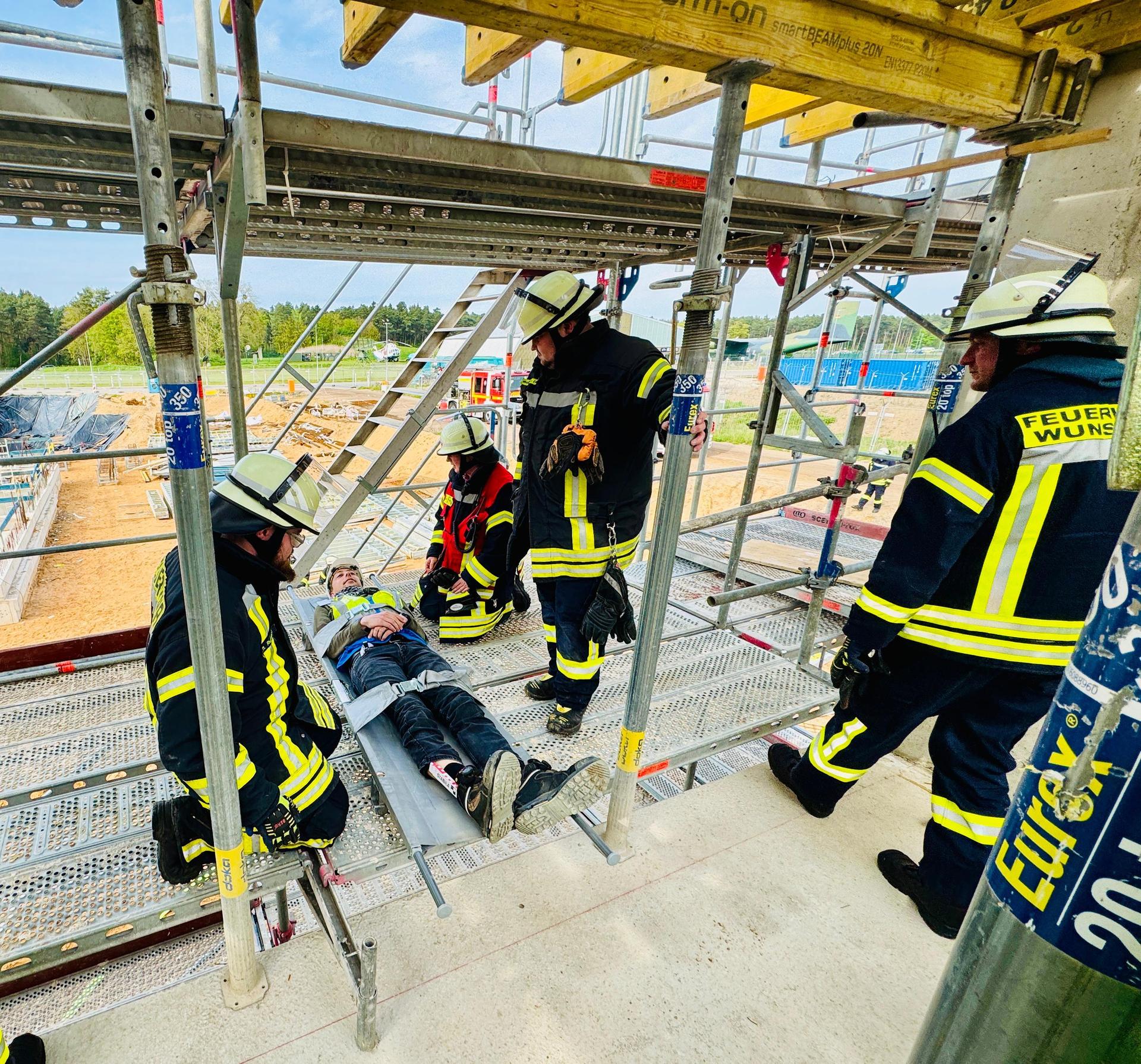 Auf der Airbus-Baustelle: Rettung einer Person. (Foto: Feuerwehr)