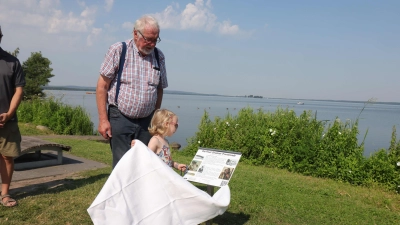 An der Paul-Smalian-Promenade: Urenkelin Sofie enthüllt die Informationstafel am Ratskellergelände. (Foto: tau)